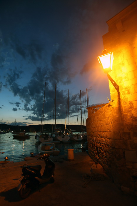 Vis 210812.
Otok Vis jedan je od najudaljenijih hrvatskih otoka koji broji nesto manje od 3 i pol tisuce stanovnika.No u vrijeme turisticke sezone otok postaje omiljena destinacija turistima od kojih je tradicionalno u kolovozu najvise Talijana.Vis ima bo