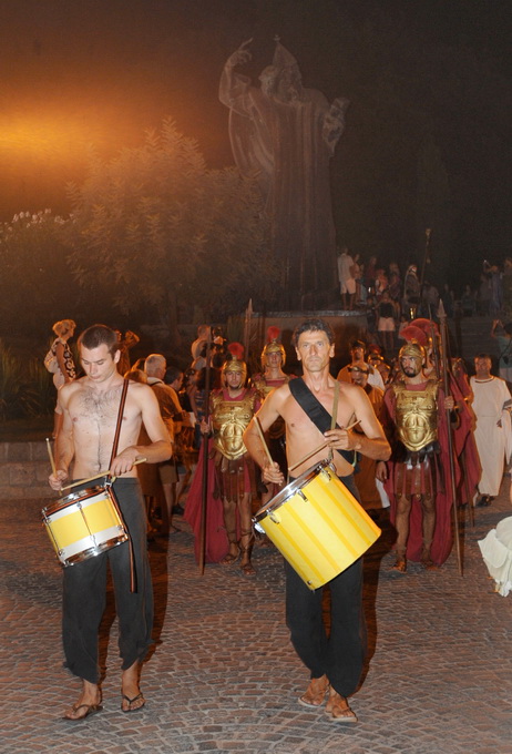 Split, 200812.
Tradicionalni “Dani Dioklecijana” koji se u Splitu uprilicuju zadnjih godina dozivljavaju svoju ekspanziju svake godine pa se tako i na vecerasnjoj manifestaciji zatvaranja natiskao prepun Peristil gdje se car Dioklecijan oprostio od svojih Split, 200812.
Tradicionalni “Dani Dioklecijana” koji se u Splitu uprilicuju zadnjih godina dozivljavaju svoju ekspanziju svake godine pa se tako i na vecerasnjoj manifestaciji zatvaranja natiskao prepun Peristil gdje se car Dioklecijan oprostio od svojih