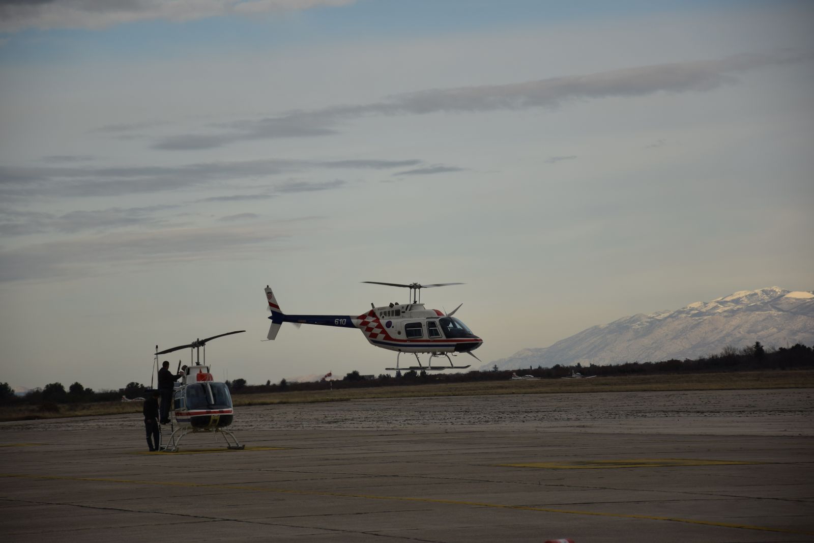 U Zemuniku izvedeni prvi samostalni letovi učenika na helikopterima “Bell-206B” U Zemuniku izvedeni prvi samostalni letovi učenika na helikopterima “Bell-206B”