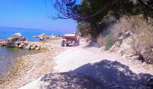 Turisti šokirani: U Stobreču kamion na plažu iskrcao tone šljunka