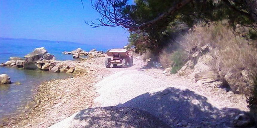 Turisti šokirani: U Stobreču kamion na plažu iskrcao tone šljunka Turisti šokirani: U Stobreču kamion na plažu iskrcao tone šljunka