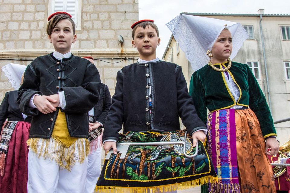 Paški zimski karneval 2017.- Maškarane skupine u karnevalskoj povorci Paški zimski karneval 2017.- Maškarane skupine u karnevalskoj povorci