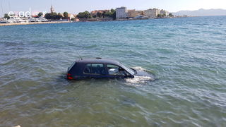 Divljao golfom po Brodarici pa završio u moru kod HAZU-a Divljao golfom po Brodarici pa završio u moru kod HAZU-a