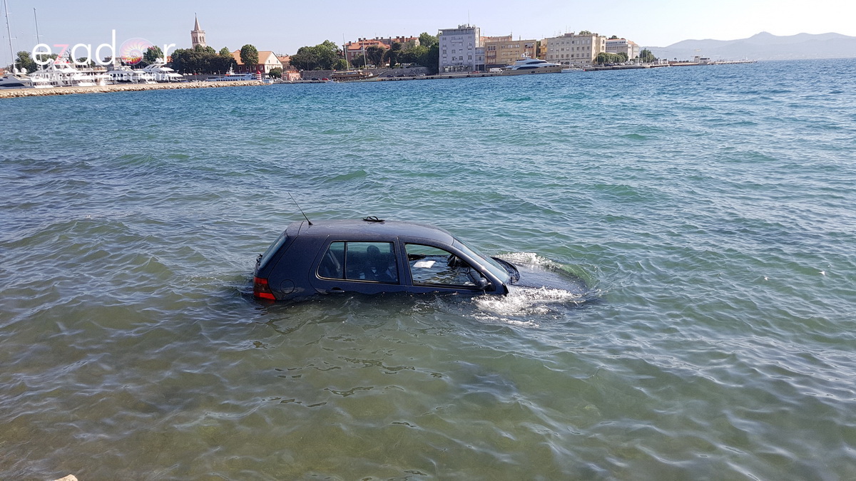 Divljao golfom po Brodarici pa završio u moru kod HAZU-a Divljao golfom po Brodarici pa završio u moru kod HAZU-a