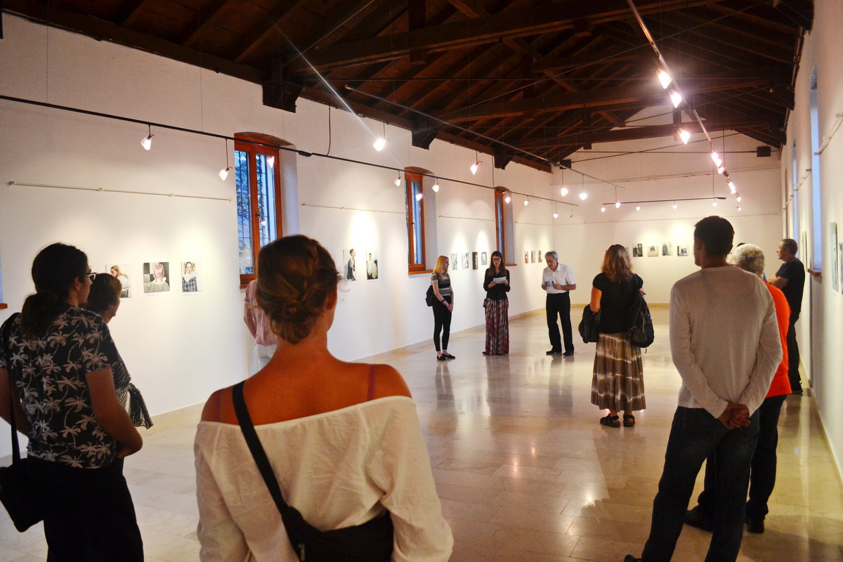 U galeriji Kninskog muzeja otvorena izložba slika “Autoportreti” Marine Ćorić