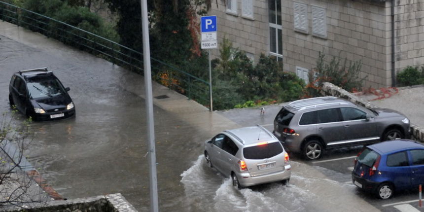 Dubrovnik, 221110. Dubrovnik je jutros pogodio strahoviti prolom oblaka, uzrokovavsi poplave, “jezera” na ulicama i zastoje prometa. Foto: Zeljko Tutnjevic / DUBROVACKI VJESNIK / CROPIX Dubrovnik, 221110. Dubrovnik je jutros pogodio strahoviti prolom oblaka, uzrokovavsi poplave, “jezera” na ulicama i zastoje prometa. Foto: Zeljko Tutnjevic / DUBROVACKI VJESNIK / CROPIX