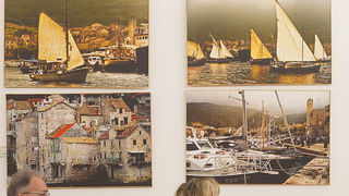 U Muzeju antičkog stakla otvorena je izložba fotografija ”Rota palagruzona” autora Ive Pervana i predavanje ”Falkuša – od Palagruže do Atlantika” profesora Joška Božanića, foto: Leo Banić U Muzeju antičkog stakla otvorena je izložba fotografija ”Rota palagruzona” autora Ive Pervana i predavanje ”Falkuša – od Palagruže do Atlantika” profesora Joška Božanića, foto: Leo Banić