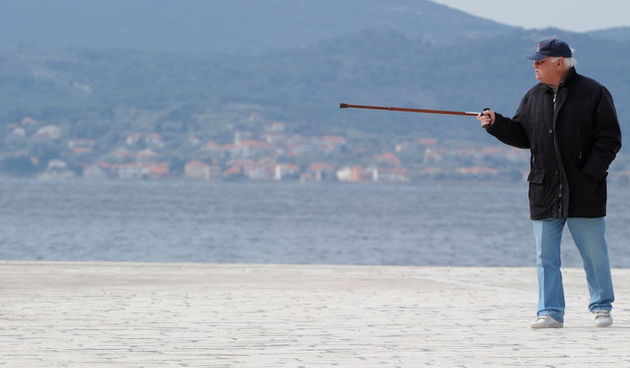 Zadar, 090310. Penzioner u setnji rivom. Foto: Andrija Lucic / CROPIX