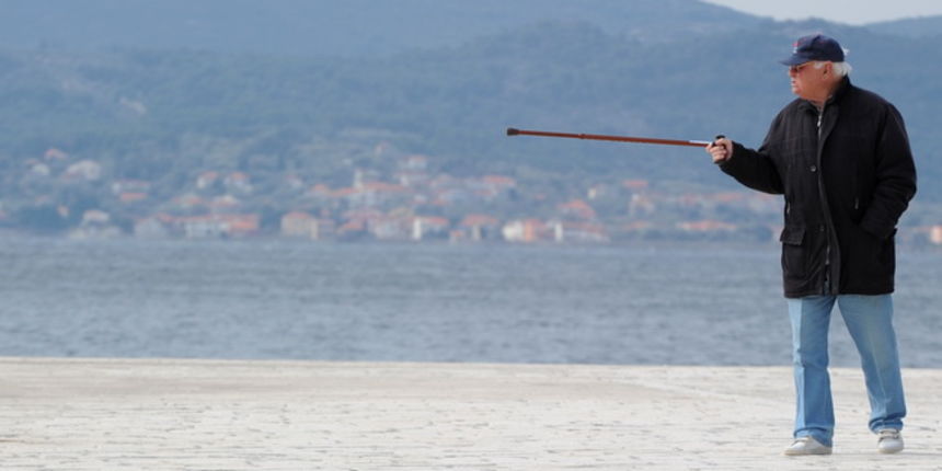 Zadar, 090310. Penzioner u setnji rivom. Foto: Andrija Lucic / CROPIX Zadar, 090310. Penzioner u setnji rivom. Foto: Andrija Lucic / CROPIX