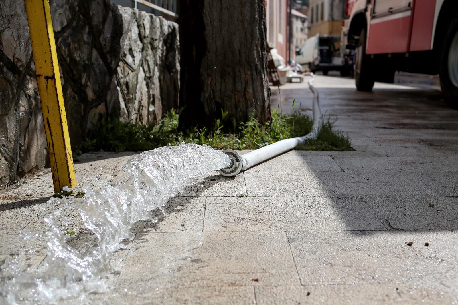 Obrovac: Poplava se polako povlači, stanovnici spašavaju stvari iz domova