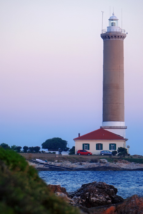 Dugi otok, 260609.
Dugi otok je jedva 1,5 sat udaljen od Zadra, jedan je od skrivenih Jadransih bisera. Sa raznolikom prirodom i plazama, cistim morem, on je namjenjen gostima koji vise cijene prirodu od zabave.
Na slici: Svjetionik Veli rat na sjeverozap