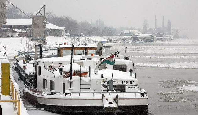 Smederevo, 060212.
Zbog zaledjenog Dunava otezana je plovidba, a manji brodovi ostali su zarobljeni u ledu.
Foto: Nenad Pavlovic / Blic / CROPIX