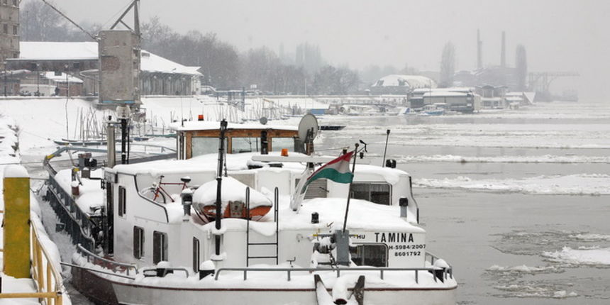 Smederevo, 060212.
Zbog zaledjenog Dunava otezana je plovidba, a manji brodovi ostali su zarobljeni u ledu.
Foto: Nenad Pavlovic / Blic / CROPIX