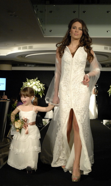 Split, 190210.
U hotelu Le Meridien Lav odrzava se Sajam vjencanja gdje je uprilicena modna revija izlagaca. 
Na slici : vjencanica Glamour Sposa i Mia Franic sa kcerkom Joska Cagalj – Jole, Ivom.
Foto : Jadran Babic / CROPIX