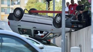 Zadar: U nesreći u ulici Benka Benkovića došlo do prevrtanja vozila koje je palo na parkiralište