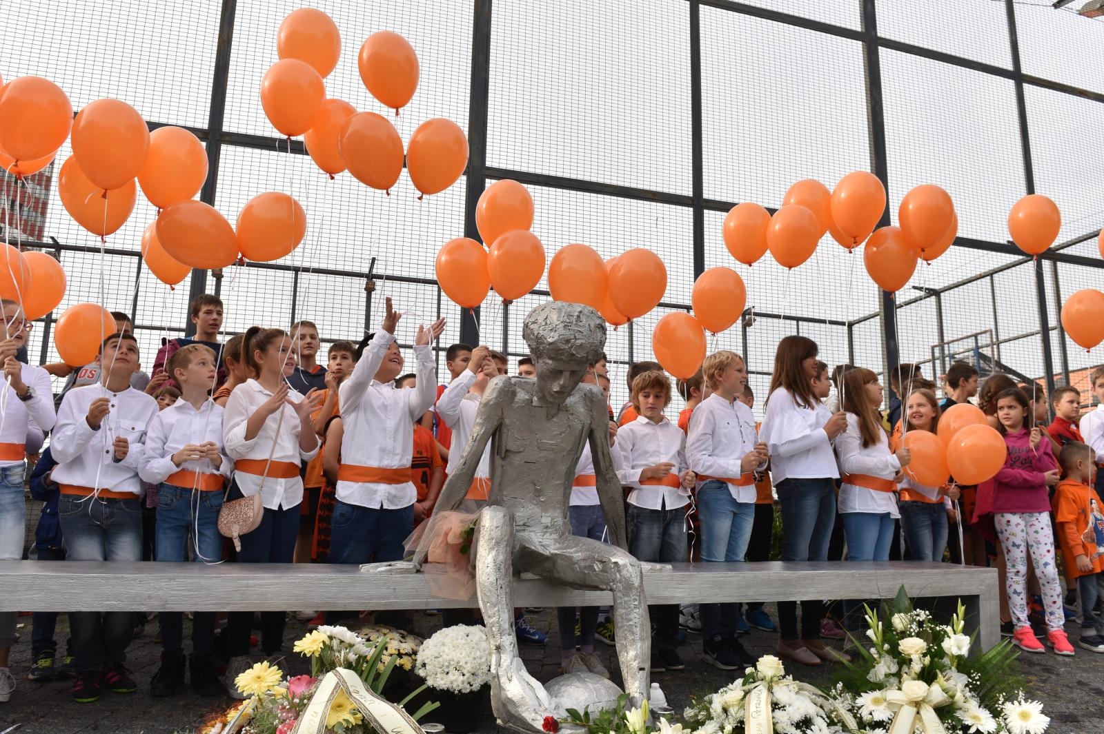 Šibenik: Puštanjem 53 balona obilježen rođendan Dražena Petrovića Šibenik: Puštanjem 53 balona obilježen rođendan Dražena Petrovića