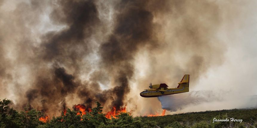 Lokaliziran požar kod Košljuna na otoku Pagu