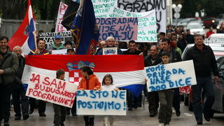 Zadar, 081210.
Prosvjed mjestana Podgradine ispred zgrade zupanijske uprave zbog toga jer njihovo mjesto nije registirano kao mjesto. Kolona prosvjednika je krenula s Branimirove obale, preko Poluotoka i dosla pred zgradu zupanije.
Foto: Vladimir Ivanov /