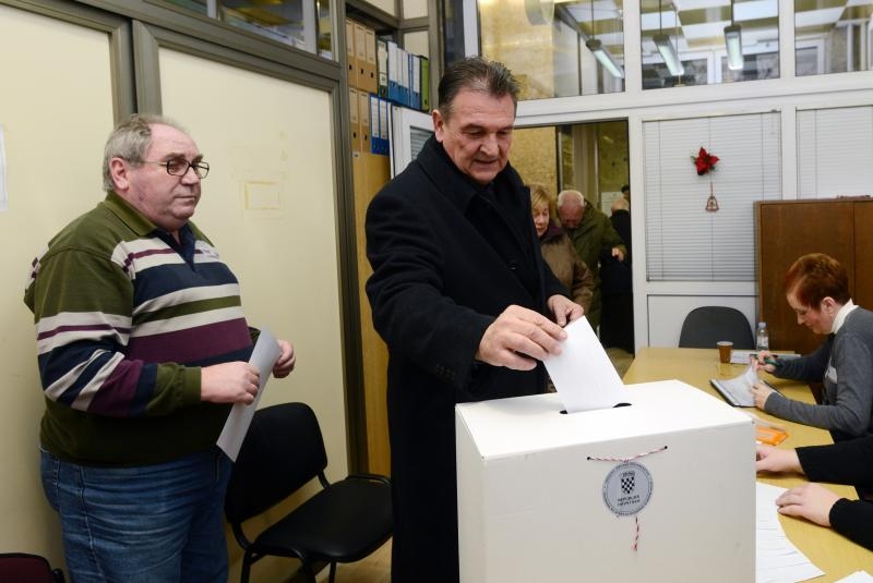 Vodotoranj, Varazdin – Predsjednik Narodne stranke – reformisti Radimir Cacic sa suprugom Marijom izasao je na glasovanje u drugom krugu predsjednickih izbora. Photo: Marko Jurinec/PIXSELL Vodotoranj, Varazdin – Predsjednik Narodne stranke – reformisti Radimir Cacic sa suprugom Marijom izasao je na glasovanje u drugom krugu predsjednickih izbora. Photo: Marko Jurinec/PIXSELL