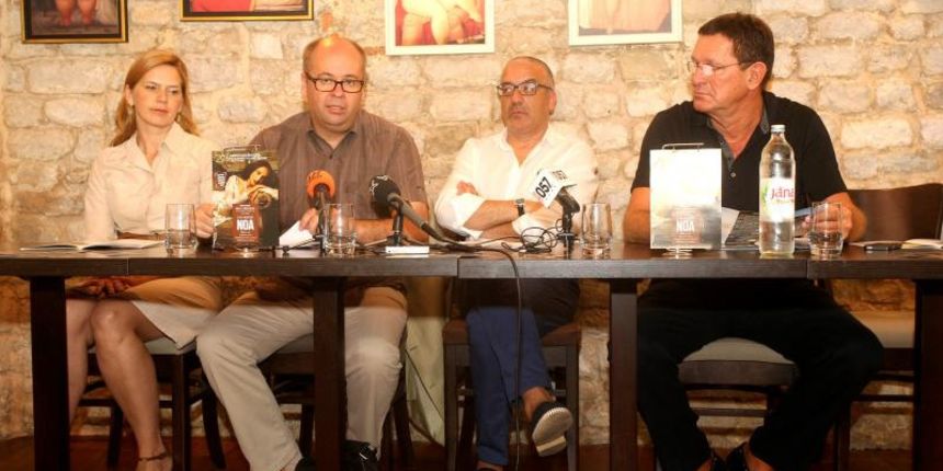 U caffe baru Atrij odrzana je konferencija za medije na kojoj je najavljen koncert svjetske glazbene dive Noa. U sklopu 20. Zadarskog kazalisnog ljeta, 4. srpnja, na Poljani Sime Budinica, po prvi puta u Hrvatskoj, nastupit ce izraelska ali i svjetska gl