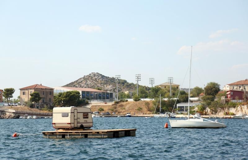 Šibenik: Kamp kućica na splavi plijeni pažnju