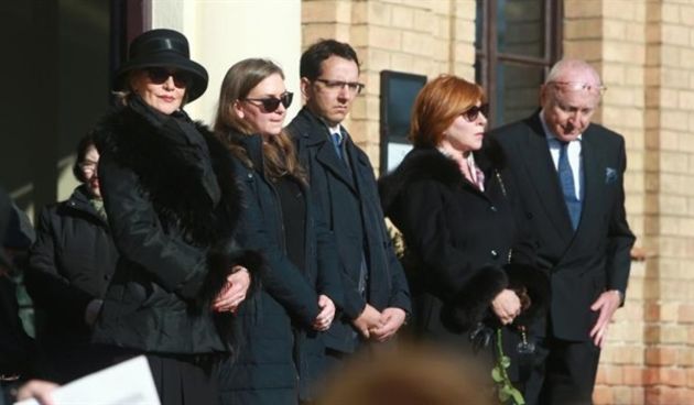 Kći Diana Marazza s kćeri Susanne i sin Ivan Jelinek sa suprugom te Žužin suprug Milorad Ronkulin , foto: PIXSELL