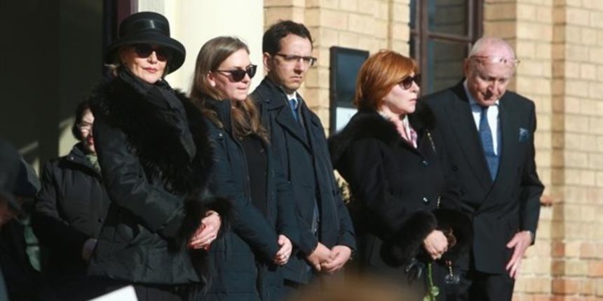 Kći Diana Marazza s kćeri Susanne i sin Ivan Jelinek sa suprugom te Žužin suprug Milorad Ronkulin , foto: PIXSELL Kći Diana Marazza s kćeri Susanne i sin Ivan Jelinek sa suprugom te Žužin suprug Milorad Ronkulin , foto: PIXSELL