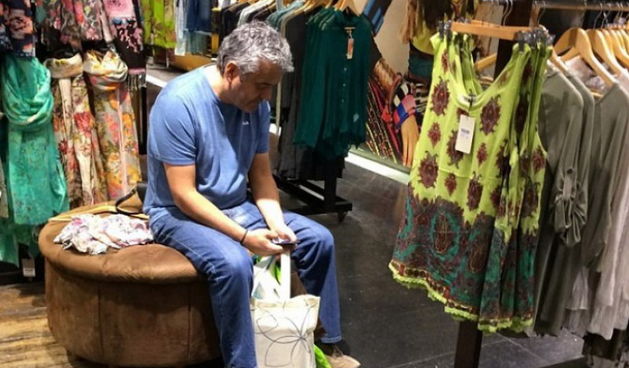 Muškarac se dosađuje u trgovačkom centru