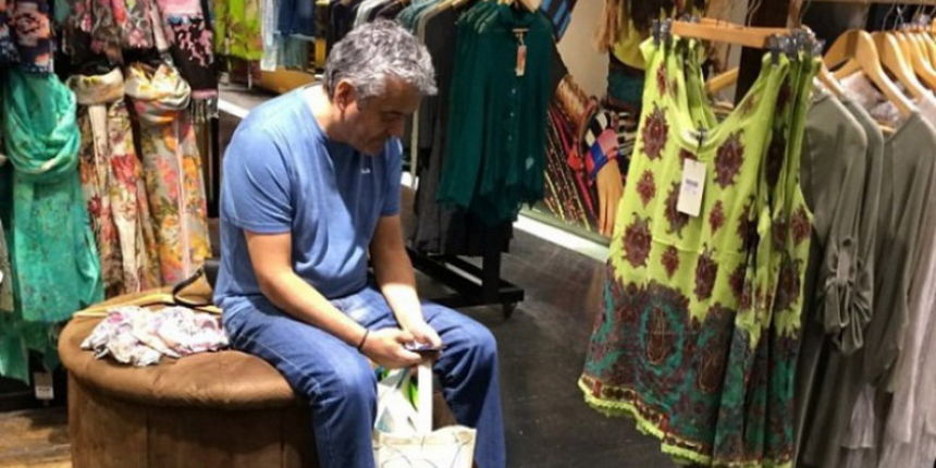 Muškarac se dosađuje u trgovačkom centru Muškarac se dosađuje u trgovačkom centru