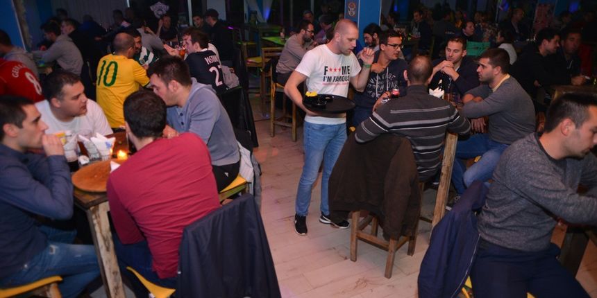 Famous Bar: 1. kolo Lige sportskog kviza “Nogometne ikone” 27. listopada 2016. Foto. Iva Perinčić