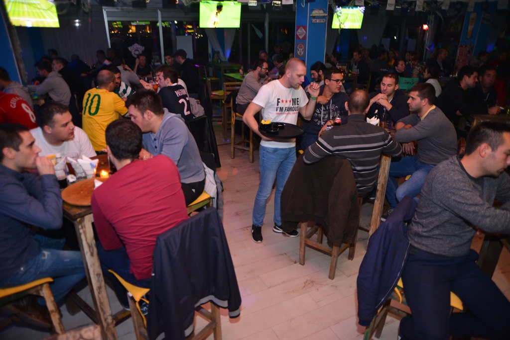 Famous Bar: 1. kolo Lige sportskog kviza “Nogometne ikone” 27. listopada 2016. Foto. Iva Perinčić Famous Bar: 1. kolo Lige sportskog kviza “Nogometne ikone” 27. listopada 2016. Foto. Iva Perinčić