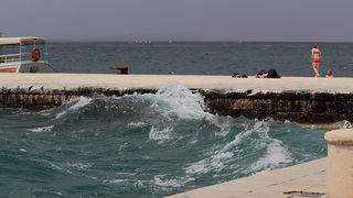 Kupači na zadarskoj rivi 19. svibnja 2013.  Foto: Roberto Lerga