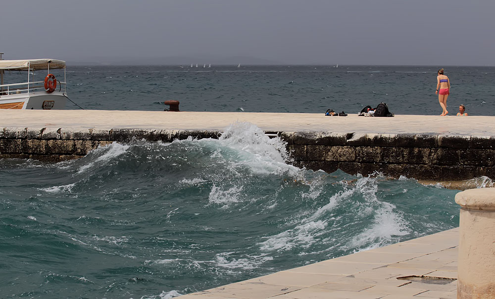 Kupači na zadarskoj rivi 19. svibnja 2013.  Foto: Roberto Lerga