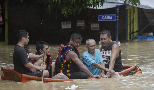 Tajfun Vamco udario Filipine: Tisuće domova poplavljeno, ljudi spašavaju ono najvrednije