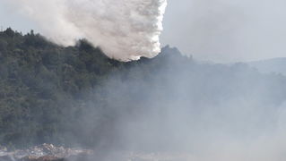 Zadar, 050510.
U popodnevnim satima juzno od zadarskog predjela Dracevac izbio je pozar koji su osim vatrogasaca na zemlji gasili i kanader i airtractor.
Foto : Vladimir Ivanov / CROPIX Zadar, 050510.
U popodnevnim satima juzno od zadarskog predjela Dracevac izbio je pozar koji su osim vatrogasaca na zemlji gasili i kanader i airtractor.
Foto : Vladimir Ivanov / CROPIX