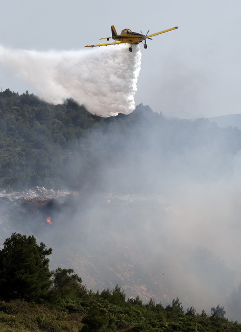 Zadar, 050510.
U popodnevnim satima juzno od zadarskog predjela Dracevac izbio je pozar koji su osim vatrogasaca na zemlji gasili i kanader i airtractor.
Foto : Vladimir Ivanov / CROPIX Zadar, 050510.
U popodnevnim satima juzno od zadarskog predjela Dracevac izbio je pozar koji su osim vatrogasaca na zemlji gasili i kanader i airtractor.
Foto : Vladimir Ivanov / CROPIX