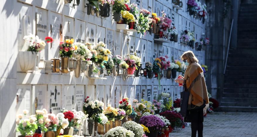 Građani i građanke Rijeke obilaze groblja pridržavajući se mjera – Gradsko groblje Kozala