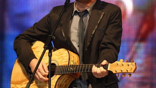 Zadar, 121110.
Dvorana Kresimira Cosica.Festival zabavne glazbe Zadar2010.Prva vecer.
Na fotografiji : nastup Mladen Burnac.
Foto : Vladimir Ivanov / Cropix Zadar, 121110.
Dvorana Kresimira Cosica.Festival zabavne glazbe Zadar2010.Prva vecer.
Na fotografiji : nastup Mladen Burnac.
Foto : Vladimir Ivanov / Cropix