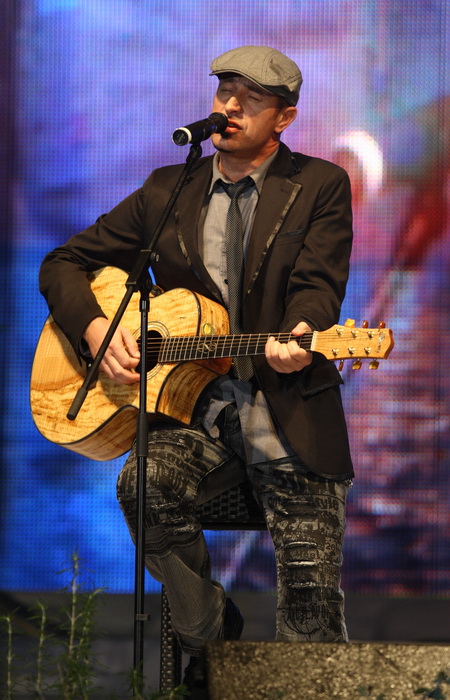 Zadar, 121110.
Dvorana Kresimira Cosica.Festival zabavne glazbe Zadar2010.Prva vecer.
Na fotografiji : nastup Mladen Burnac.
Foto : Vladimir Ivanov / Cropix Zadar, 121110.
Dvorana Kresimira Cosica.Festival zabavne glazbe Zadar2010.Prva vecer.
Na fotografiji : nastup Mladen Burnac.
Foto : Vladimir Ivanov / Cropix