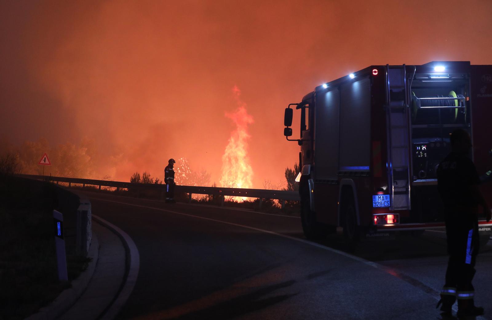 Tučepi: Požar se širi, zahvatio ranč i kuće, vatrogasci u akciji