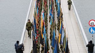 Mimohod pripadnika OSRH i MUP-a s ratnim zastavama povodom 30. obljetnice VRO Maslenica Mimohod pripadnika OSRH i MUP-a s ratnim zastavama povodom 30. obljetnice VRO Maslenica