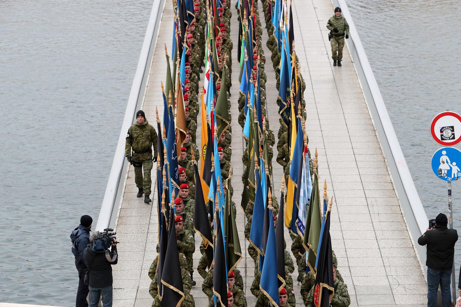 Mimohod pripadnika OSRH i MUP-a s ratnim zastavama povodom 30. obljetnice VRO Maslenica Mimohod pripadnika OSRH i MUP-a s ratnim zastavama povodom 30. obljetnice VRO Maslenica