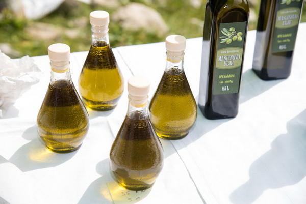 U Vrtovima lunjskih maslina održana 12. Lunjska maslinada. Foto: Vinko Pešić