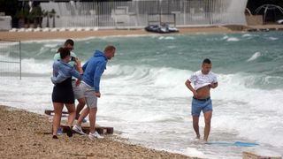 Olujna bura poharala plažu Zrće. Photo: Dalibor Urukalović/PIXSELL