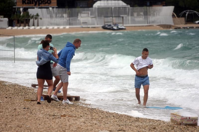 Olujna bura poharala plažu Zrće. Photo: Dalibor Urukalović/PIXSELL