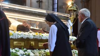 Velik broj vjernika sudjelovalo u procesiji u kojoj je nošeno tijelo Leopolda Bogdana Mandića od crkve Gospe od zdravlja do katedrale sv. Stošije Velik broj vjernika sudjelovalo u procesiji u kojoj je nošeno tijelo Leopolda Bogdana Mandića od crkve Gospe od zdravlja do katedrale sv. Stošije
