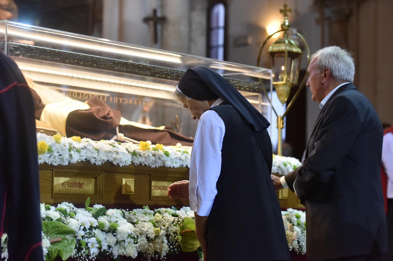 Velik broj vjernika sudjelovalo u procesiji u kojoj je nošeno tijelo Leopolda Bogdana Mandića od crkve Gospe od zdravlja do katedrale sv. Stošije Velik broj vjernika sudjelovalo u procesiji u kojoj je nošeno tijelo Leopolda Bogdana Mandića od crkve Gospe od zdravlja do katedrale sv. Stošije