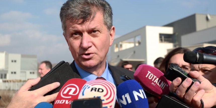 Svecano polaganje kamena temeljca za izgradnju i opremanje Galensko-analitickog laboratorija Ljekarne Splitsko-dalmatinske zupanije Svecano polaganje kamena temeljca za izgradnju i opremanje Galensko-analitickog laboratorija Ljekarne Splitsko-dalmatinske zupanije