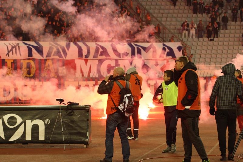 Bakljada i neredi na utakmici Hajduk – Dinamo