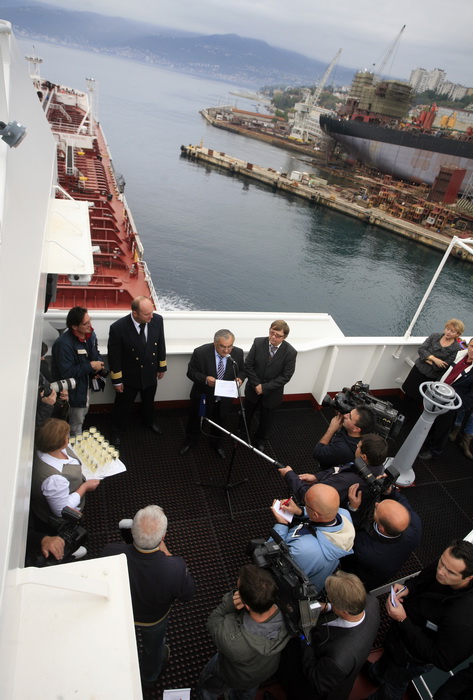 Rijeka, 251011.
U rijeckom brodogradilistu 3. maj danas je Tankerska plovidba Zadar preuzela tanker Vinjerac porinut krajem svibnja. Rijec je o drugom istovjetnom tankeru izgradjenom u 3. maju za zadarskog narucitelja. Sluzi za prijevoz nafte, naftnih pre Rijeka, 251011.
U rijeckom brodogradilistu 3. maj danas je Tankerska plovidba Zadar preuzela tanker Vinjerac porinut krajem svibnja. Rijec je o drugom istovjetnom tankeru izgradjenom u 3. maju za zadarskog narucitelja. Sluzi za prijevoz nafte, naftnih pre